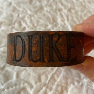 Rustic cuff bracelet. Leather and bronze metal. Inscribed with the name DUKE.